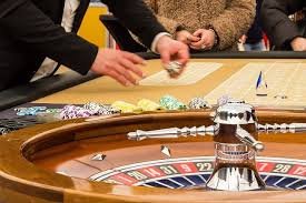 Layar perangkat mobile menampilkan berbagai permainan sports dan casino di mumuslot